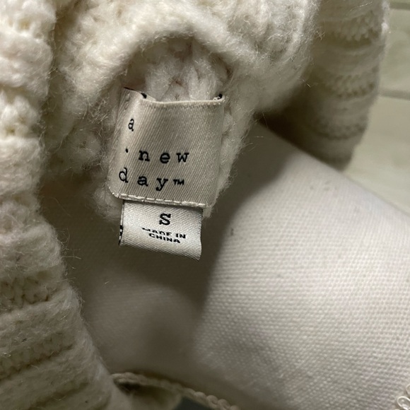 Super Soft Cream-Colored Sweater - Picture 3 of 4